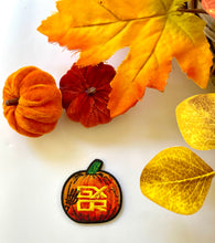 Cargar imagen en el visor de la galería, "¡Meñiques arriba demonios!" Parche de Halloween GXOR de edición limitada